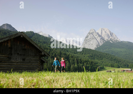 Wanderer in der Nähe von alpine Lodge, Werdenfelser Land, Bayern, Deutschland Stockfoto