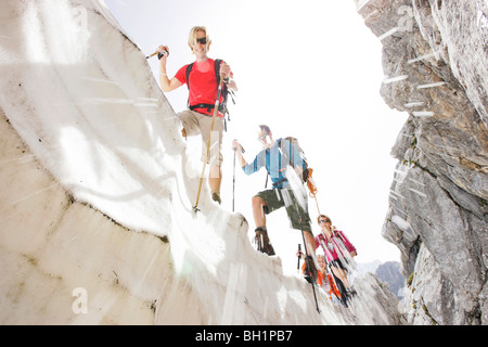 Wanderer auf Gesims, Werdenfelser Land, Bayern, Deutschland Stockfoto