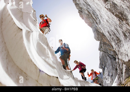 Wanderer auf Gesims, Werdenfelser Land, Bayern, Deutschland Stockfoto