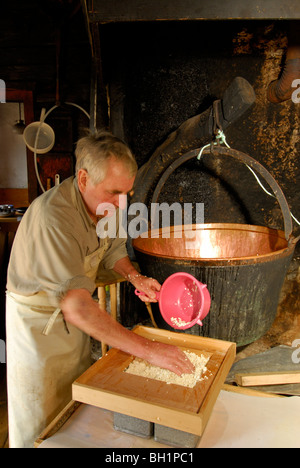 Alpine Cowboy Käseherstellung vor Kupferkessel, Ranggenalm, Kaiser Bereich, Tirol, Österreich Stockfoto