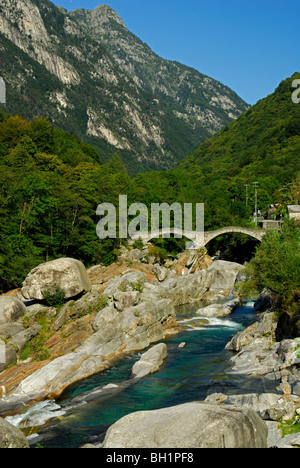 Verzasca mit Brücke, Lavertezzo, Tessin, Schweiz Stockfoto