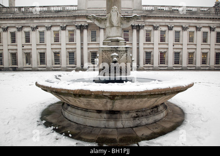 Winter-Szene auf den gefrorenen Brunnen vor der Fassade des Königs Charles Blocks von Old Royal Naval College Greenwich Stockfoto