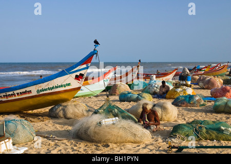 Fischer am Strand von Marina, Chennai, Indien Stockfoto