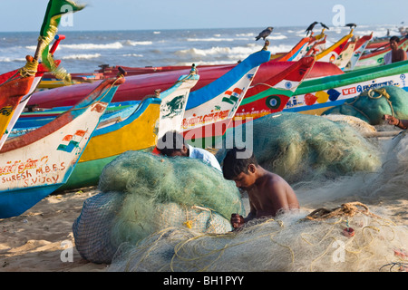 Fischer am Strand von Marina, Chennai, Indien Stockfoto