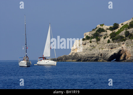 Zwei Segelboote vor der Höhle am Westküste, Ionische Inseln, Griechenland Stockfoto