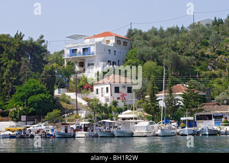 Blick auf Häuser und Boote im Hafen von Gaios, Paxos, Ionische Inseln, Griechenland Stockfoto