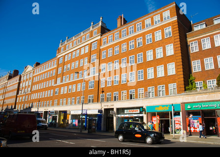 Verkehr auf Kensington High Street West London England UK Stockfoto