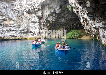Cephalonia, Höhle Touristen fahren in Boote vor Melissani in Sami, Ionische Inseln, Griechenland Stockfoto