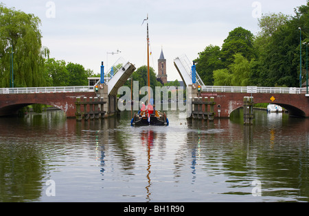 Ein Segelboot auf dem Fluss Vecht vorbeifahren ein Bascule Bridge, Niederlande, Europa Stockfoto