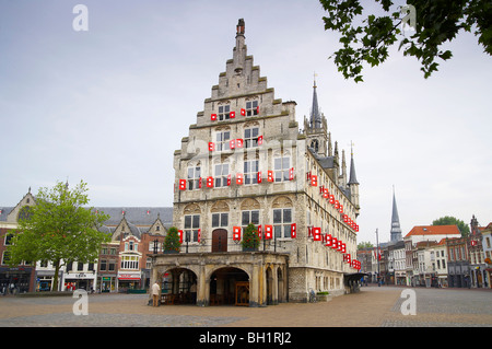 Gotische Rathaus am Marktplatz in der Altstadt, Gouda, Niederlande, Europa Stockfoto