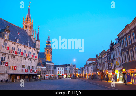 Marktplatz mit dem gotischen Rathaus und Kirche in den Abend, Old Town, Gouda, Niederlande, Europa Stockfoto