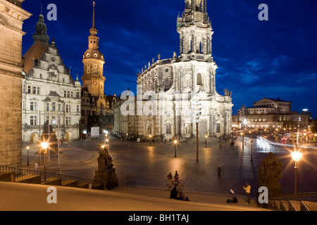 Schlossplatz mit Dresdner Residenzschloss, Katholischer Hofkirche und Semperoper im Hintergrund, Dresden, Sachsen, Deutschland Stockfoto