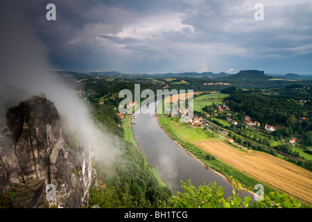 Blick vom Bastei in Rathen, Berg Lilienstein, Sächsische Schweiz, Elbsandsteingebirge, Sachsen, Deutschland Stockfoto