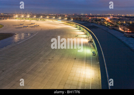 Flughafen Tempelhof in der Nacht, Schürze, Start-und Landebahn, Berlin, Deutschland Stockfoto