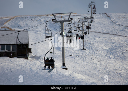 Skifahrer auf dem Sessellift im Skigebiet Glenshee in den Grampians, in der Nähe von Braemar, im Cairngorms National Park, Aberdeenshire, Schottland, Großbritannien Stockfoto