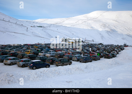 Skifahrer, Autos, Schnee auf der Straße schottischen Glenshee Skigebiet Spittal von Glen Shee, Braemar, Highlands, Cairngorms National Park, Aberdeenshire, Großbritannien Stockfoto