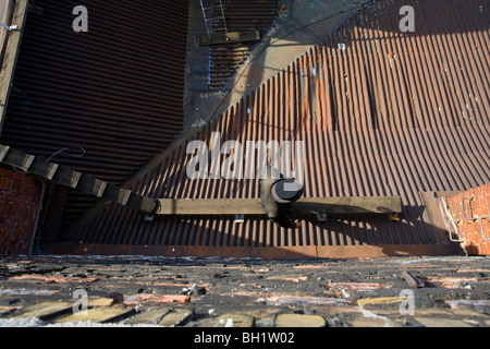 Schornsteinfeger auf Wellblech-Dach, Berlin, Deutschland Stockfoto