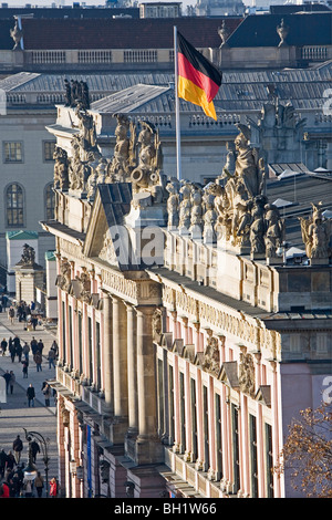 Dach-Figuren, Flagge, Zeughaus, Deutsches Historisches Museum, Deutsches Historisches Museum, Altes Zeughaus, Berlin Stockfoto