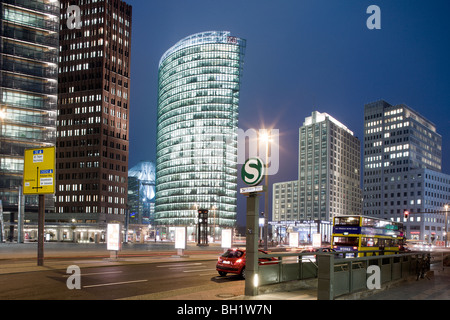 Potsdamer Platz von links nach rechts Renzo Piano Turm, Hans Kollhoff-Tower, Sony Center, Bahn-Tower, Beisheim Center und Delbruec Stockfoto