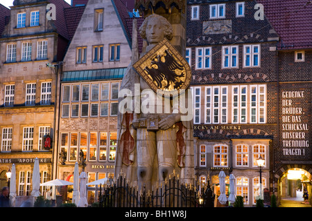 Marktplatz in Bremen in der Nacht mit Rolandstatue und Stadt beherbergt, [die Stadt wurde als Weltkulturerbe von der UNESCO akzeptiert], Stockfoto