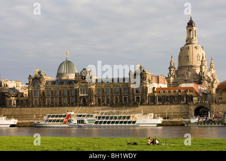 Skyline von Dresden mit Bruehlsche Terrasse, Kunstakademie und Frauenkirche, Frauenkirche, über die Elbe, Dres Stockfoto