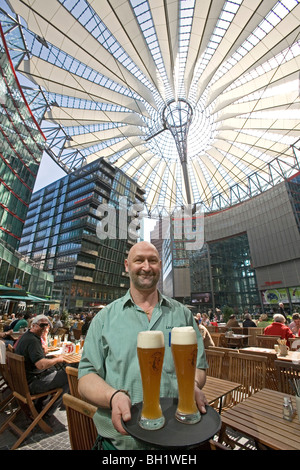 Café Sony Center, Kellner mit Gläser Bier, Berlin, Deutschland Stockfoto