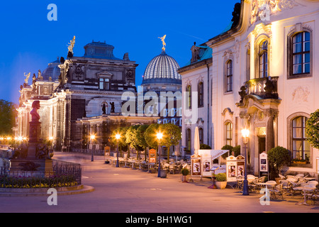 Bruehlsche Terrasse mit Akademie der bildenden Künste in Dresden und Sekundogenitur, auf der linken Seite der Statue von Ernst Rietschel, Dresden, Stockfoto