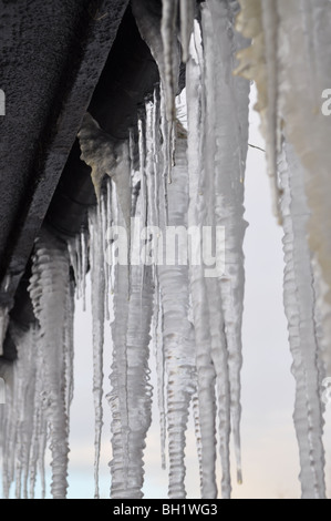 gefrorenen Eiszapfen hängen vom Dach Stockfoto