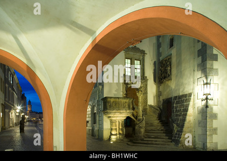 Blick durch einen Bogen Richtung Rathaus auf dem Untermarkt, Görlitz, Sachsen, Deutschland, Europa Stockfoto