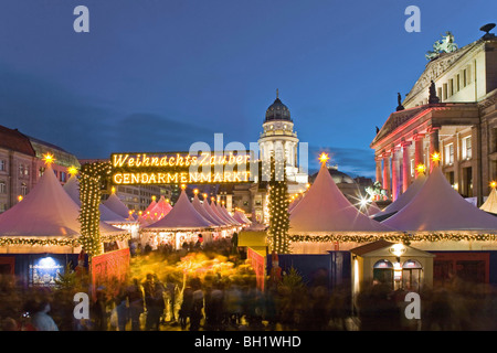 Weihnachtsmarkt bei Nacht, Gendarmenmarkt, Berlin, Germany Stockfoto