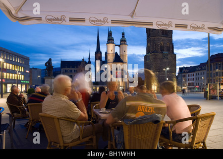 Kirche auf Central market Square, Haendel Denkmal und roten Turm, Halle ein der Saale, Sachsen-Anhalt, Deutschland, Europa Stockfoto