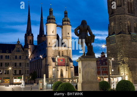 Kirche auf Central market Square, Haendel Denkmal und roten Turm, Halle ein der Saale, Sachsen-Anhalt, Deutschland, Europa Stockfoto