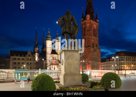 Kirche auf Central market Square, Haendel Denkmal und roten Turm, Halle ein der Saale, Sachsen-Anhalt, Deutschland, Europa Stockfoto