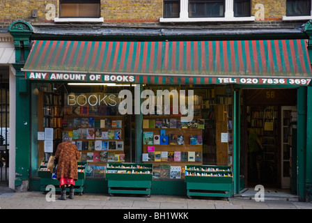 Zweitens haben Sie Buchhandlung außen Charing Cross Road central London England UK Stockfoto