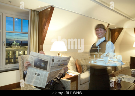 Deluxe Suite, Hotel Adlon Kempinski, Blick auf das berühmte Brandenburger Tor, Pariser Platz, Berlin, Deutschland Stockfoto