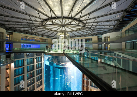 Das 5 Sterne Radisson SAS Hotel verfügt über die weltweit größten zylindrischen Aquarium, Berlin, Eingang zum Aqua Dom, Berlin, Deutschland Stockfoto