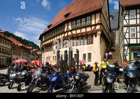 Motorrad auf dem Marktplatz mit Rathaus und Thomas Muentzer Denkmal, Stolberg, Sachsen-Anhalt, Deutschland, Europa Stockfoto