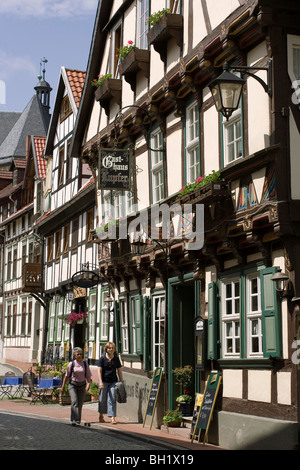 Menschen vor Fachwerkhäusern in Stolberg, Sachsen-Anhalt, Deutschland, Europa Stockfoto