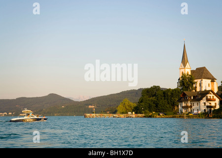 Blick über den Wörthersee (größte See von Kärnten) zur Pfarrkirche, Maria Woerth, Kärnten, Österreich Stockfoto