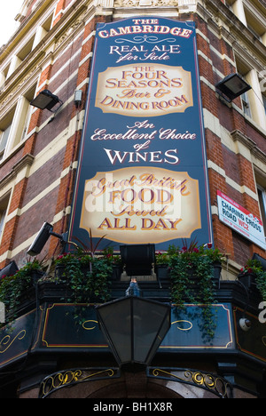 Pub außen Cambridge Circus Charing Cross Road central London England UK Stockfoto