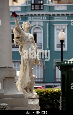 Europa, Spanien, Kanarische Inseln, Las Palmas, Straßen im historischen Zentrum, Statue in Erinnerung an Don Ambrosio Hurtado de Mendoza Stockfoto