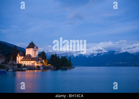 Beleuchtete Schloss Oberhofen am Thunersee am Abend, Oberhofen, Berner Oberland (Hochland), Kanton Bern, Schweiz Stockfoto