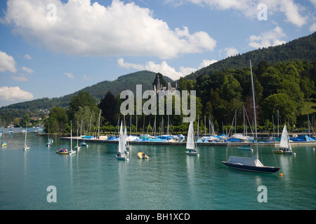 Blick über den Thunersee mit Segelbooten mit Schloss Huenegg, Hilterfingen, Berner Oberland (Hochland), Kanton Bern, Großbrit Stockfoto