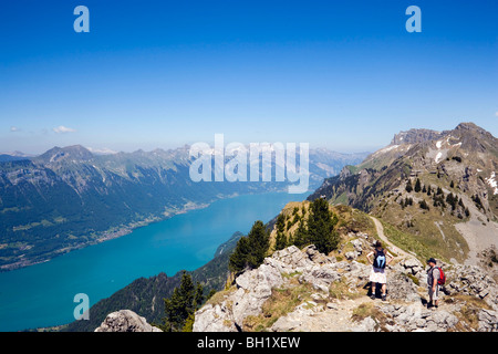 Zwei Wanderer genießen die Aussicht vom Schynige Platte (1967 m) über dem Brienzersee, Interlaken, Berner Oberland (Hochland), Kanton Ber Stockfoto