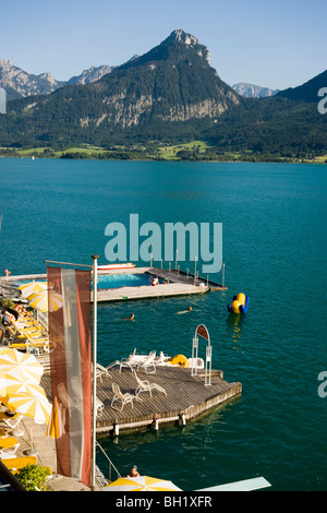 Blick über See Wolfgangsee mit Hotel Im Weissen Rössl bin Wolfgangsee, St. Wolfgang, Oberösterreich, Salzkammergut, Österreich Stockfoto