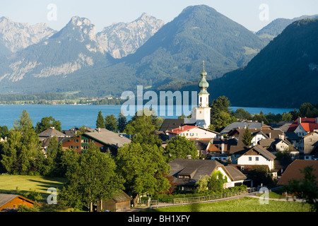 St. Gilgen mit Pfarrkirche, Zwölferhorn (1522 m) im Hintergrund, Salzkammergut, Salzburg, Österreich Stockfoto