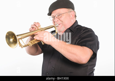 Reifer Mann in flache Kappe, Trompete Stockfoto