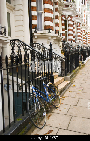 Geparkte Fahrrad Hornton Street Kensington West London England UK Stockfoto