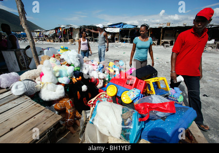 Dominikaner kommen zum Einkaufen auf einem freien Markt laufen von Haitianer am Grenzübergang in Jimani, Dominikanische Republik Stockfoto