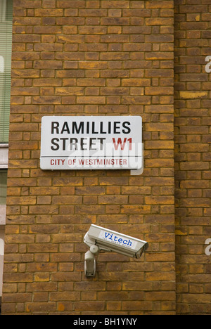 Straßenschild und CCTV-Kamera Ramilles Straße Stadt von Westminster central London England UK Stockfoto